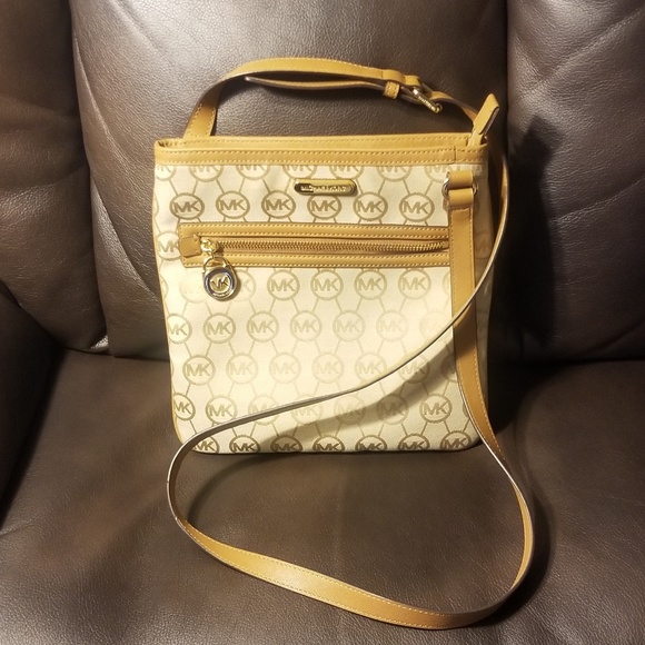 Michael Kors Logo Print Crossbody - Picture 2 of 6